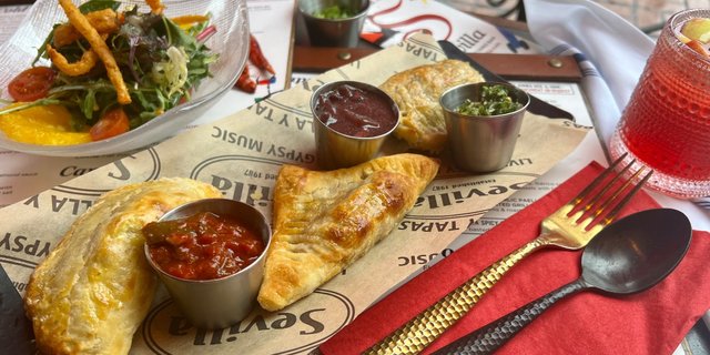3 Baked Empanadas Boxed Lunch