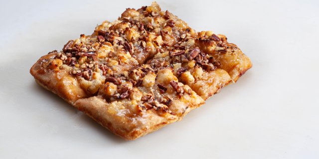 Dutch Caramel Apple Pizza