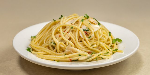 Spaghetti W/ Garlic & Oil