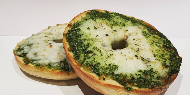 Pesto Pizza Bagel