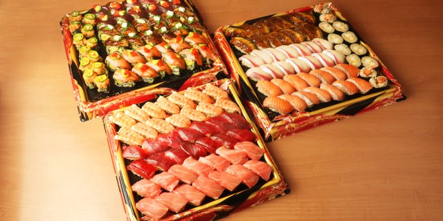 Sakabayashi Deluxe Sushi & Roll Platter