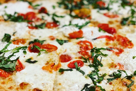 Thin Crust Cooks Margherita Pizza