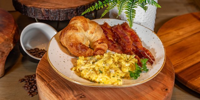 Crema Breakfast Tray