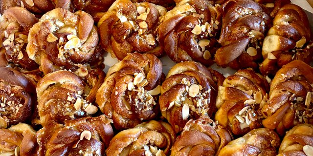 Almond Bun Box