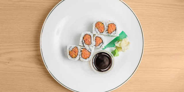 Spicy Salmon Roll Tray