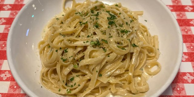 Signature Fettuccine Alredo Tray
