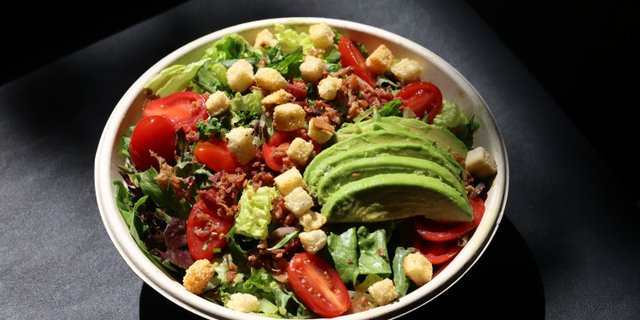Avocado BLTO Salad