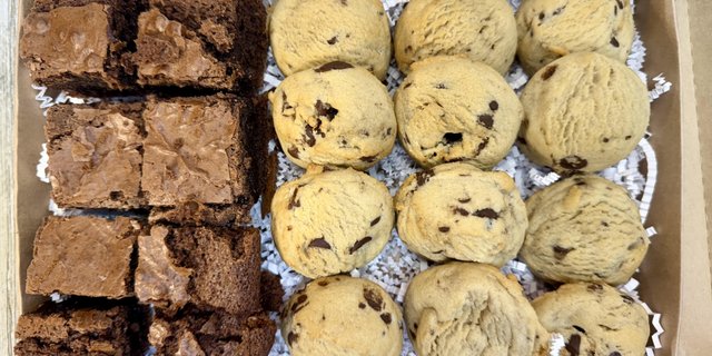 8 Brownie Bites & 12 Cho Chips