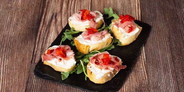 Creamy Brie & Prosciutto Crostini Platter