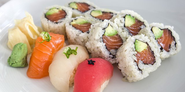 Salmon Avocado Roll Combo