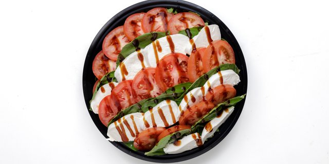 Tomato w/ Mozzarella Salad