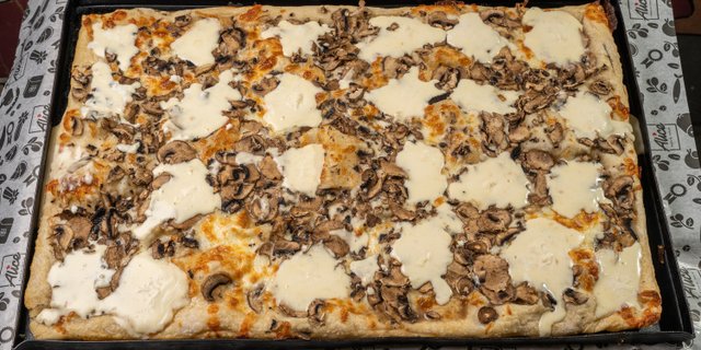 Funghi e Quattro Formaggi Pizza