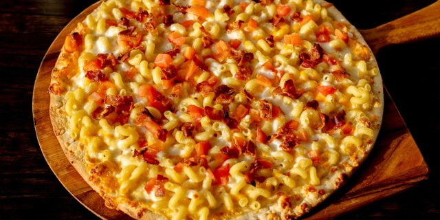 Gouda Mac & Cheese Pan Pizza
