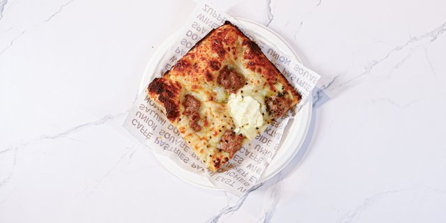 Salsiccia, Ricotta E Miele Pizza