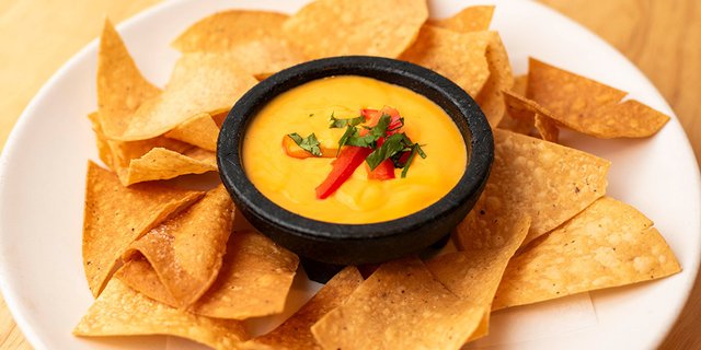 Chips & Salsa De Queso
