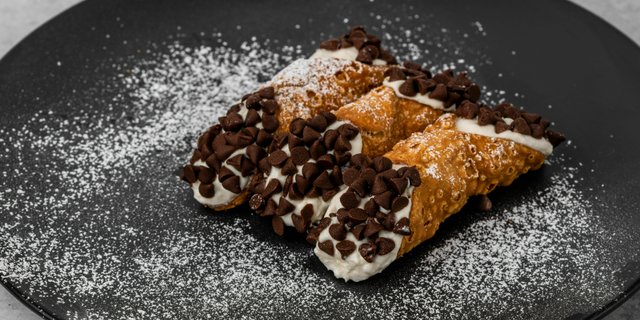 Mini Chocolate Chip Cannoli