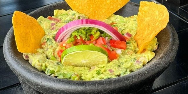 Guacamole w/ Chips & Salsa