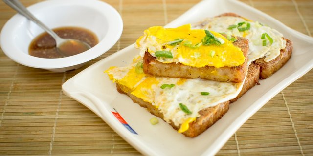 Fried Daikon & Egg Cake (蘿蔔糕加蛋)