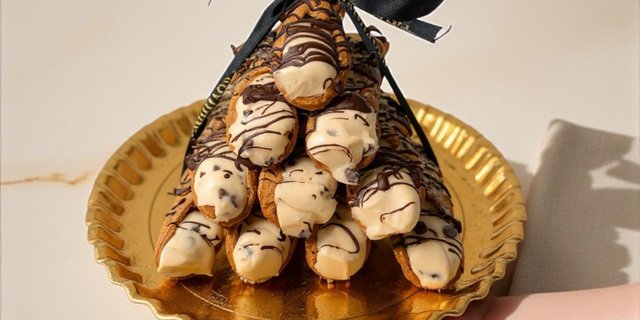 Cannolis Tower