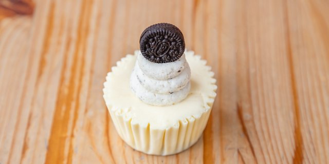 Oreo Cookie Cheesecake Cupcake