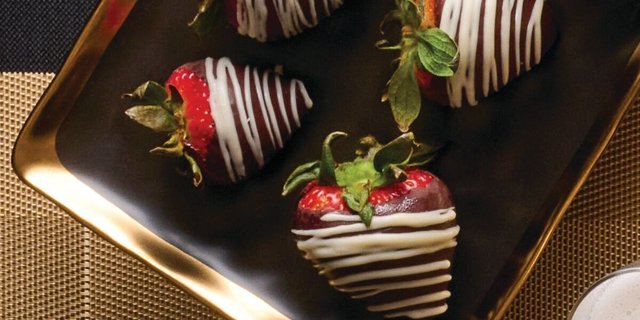 White Chocolate & Dark Chocolate Covered Strawberries