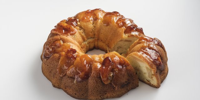 Cinnamon Apple & Raisin Bundt Cake