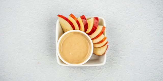 Apple Slices & Peanut Butter Dip