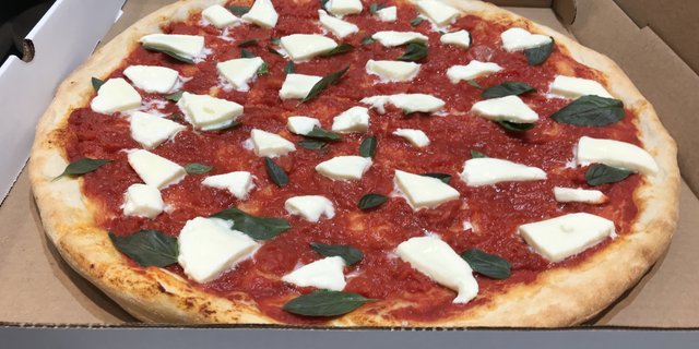 Fresh Mozzarella, Tomato & Basil Pizza