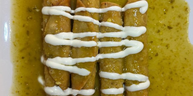 Flautas En Salsa Verde