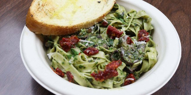 Individual Fettuccine Pesto & Mushrooms Pasta