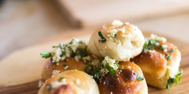 6 Garlic Knots