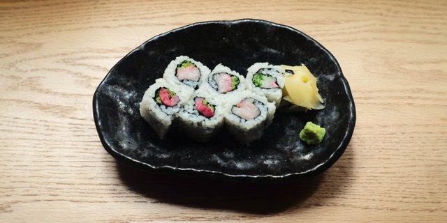 Hamachi Roll