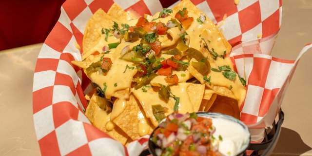 Nachos De Queso Con Pollo
