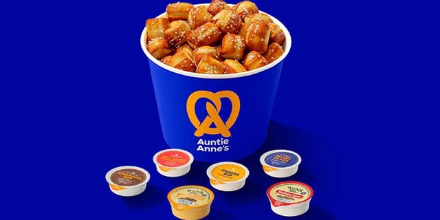 Pretzel Nugget Bucket With Dip Flight