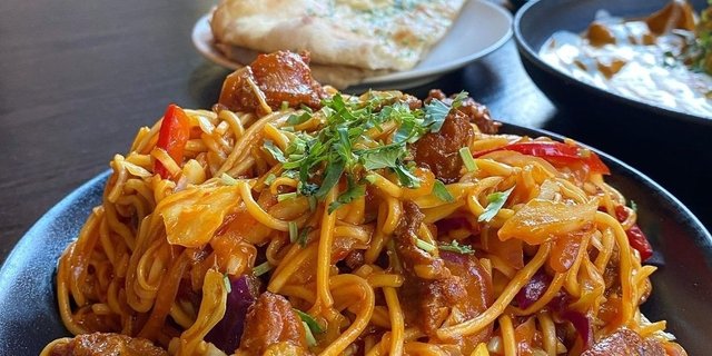 Hakka Noodles w/ Chicken