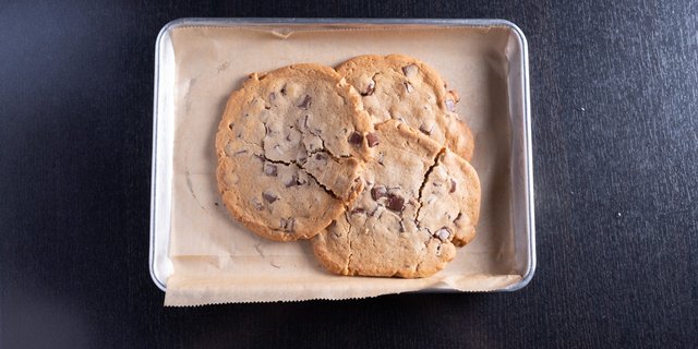 Giant Chocolate Chip Cookies