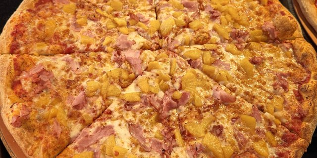 Honey Ham & Pineapple Pizza Pie