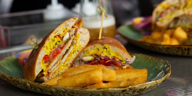 Pan con Pescado Sandwich