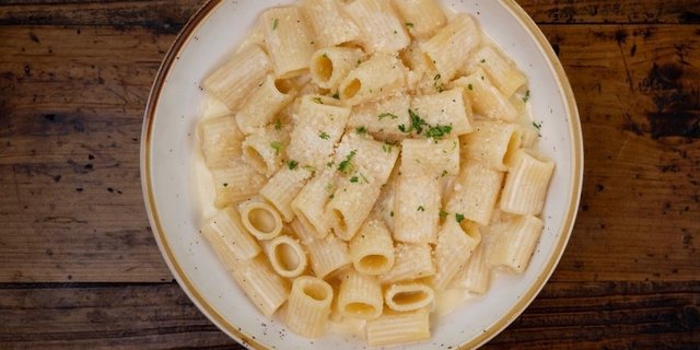 Mezzi Rigatoni Alfredo Pasta Tray