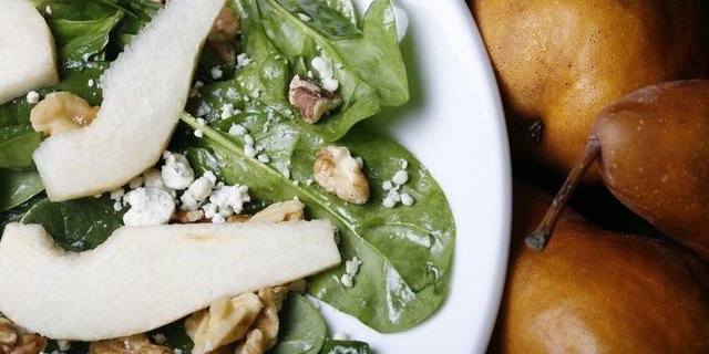 Pear & Balsamic Spinach Salad