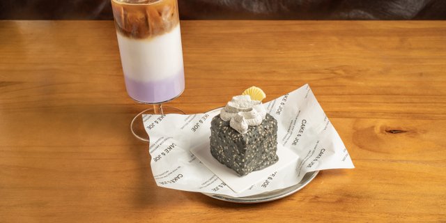 Black Sesame Matcha Mousse Cake + Hot Taro Latte