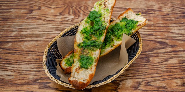 Antique Green Garlic Bread
