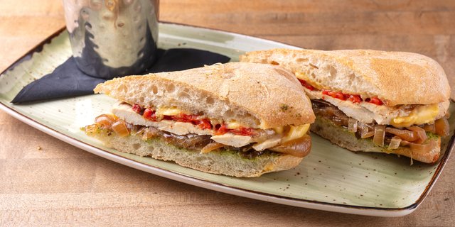 Vegan Santa Barbara Chicken Sandwich Platter
