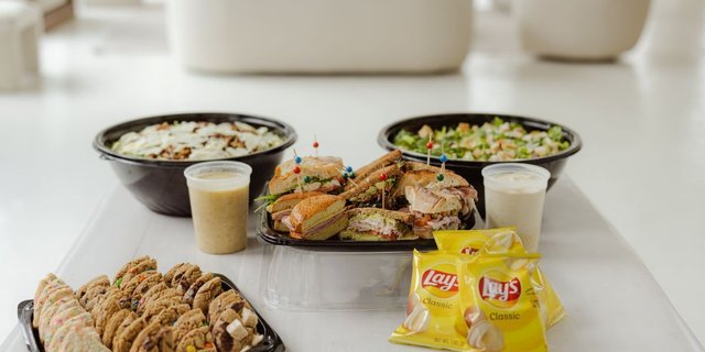 Sandwich & Wrap Tray w/ Potato Chips