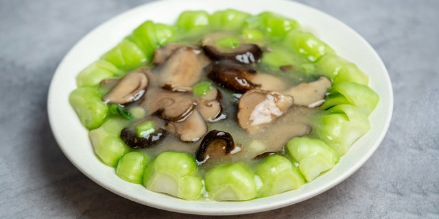 Black Mushrooms & Bok Choy in Garlic Sauce