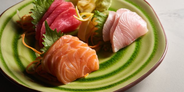 Golden Nigiri & Sashimi w/ Rolls Combination
