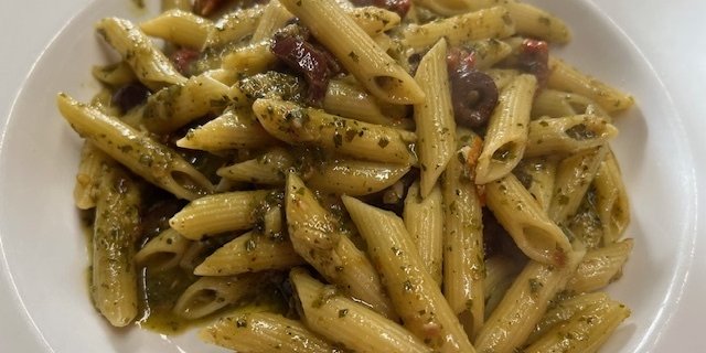 Penne Al Pesto Con Pomodori Secchi