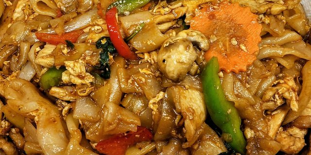 Pad Kee Mao Tray (Drunken Noodles)