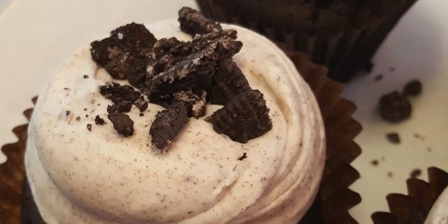 Large Cookies N' Cream Cupcakes