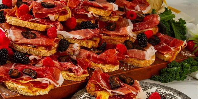 Prosciutto Fig Crostini